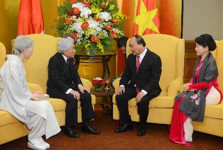 Премьер Вьетнама встретился с императором и императрицей Японии - ảnh 1
